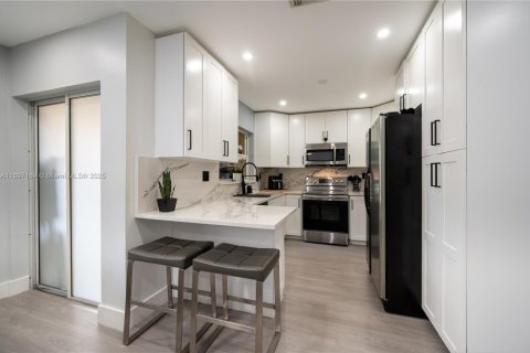 Touwnhouse à vendre à Miami, Floride: 3 chambres, 171.68 m2 № 1949005 - photo 11