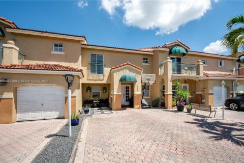 Touwnhouse à vendre à Miami, Floride: 3 chambres, 171.68 m2 № 1949005 - photo 1