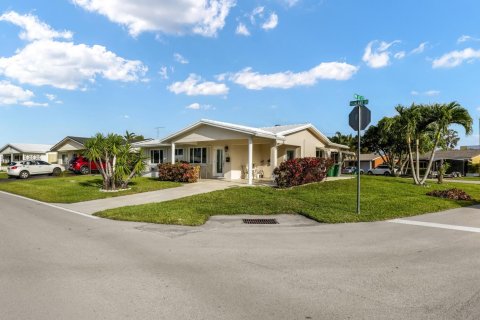 House in Tamarac, Florida 2 bedrooms, 122.45 sq.m. № 2088059 - photo 14