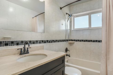 House in Tamarac, Florida 2 bedrooms, 122.45 sq.m. № 2088059 - photo 8