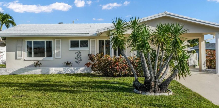 House in Tamarac, Florida 2 bedrooms, 122.45 sq.m. № 2088059