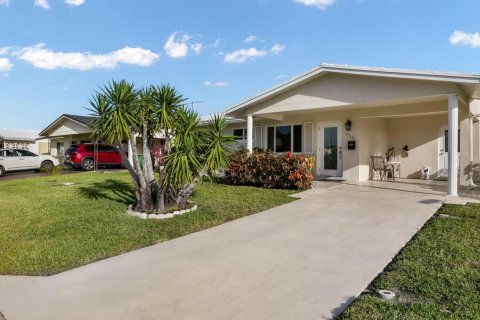 House in Tamarac, Florida 2 bedrooms, 122.45 sq.m. № 2088059 - photo 15