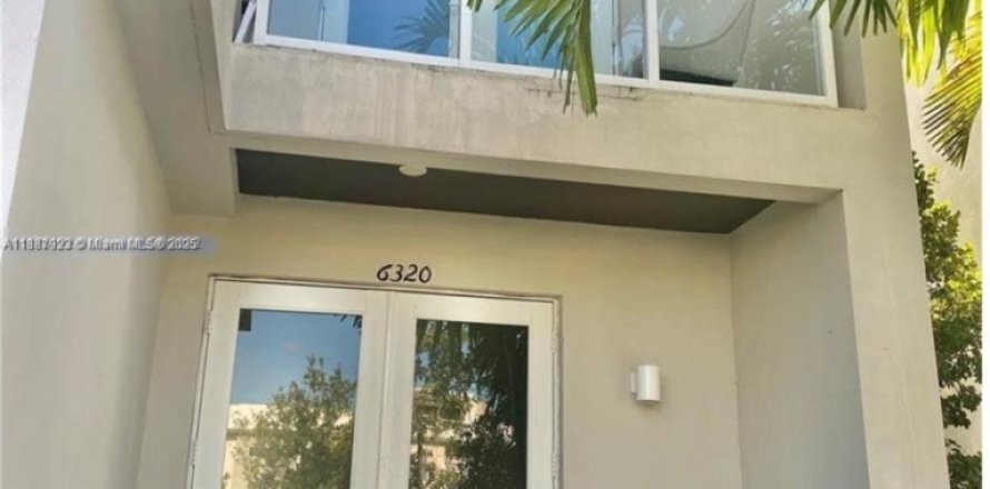 Кондоминиум с 4 спальнями в Дорал, Флорида в LANDMARK № 1941800