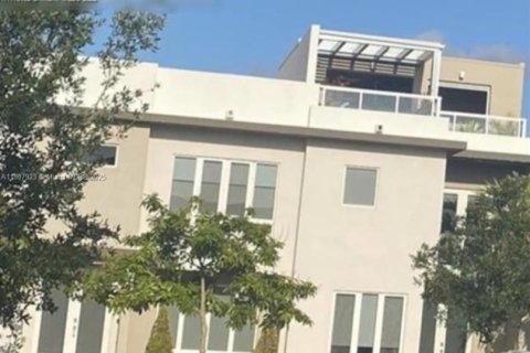 Снять в аренду кондоминиум в Дорал, Флорида 4 спальни, 172.98м2, № 1941800 - фото 2