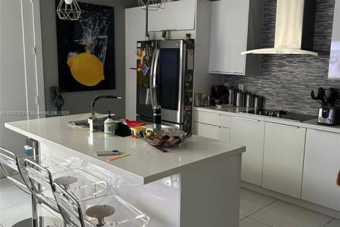 Снять в аренду кондоминиум в Дорал, Флорида 4 спальни, 172.98м2, № 1941800 - фото 4