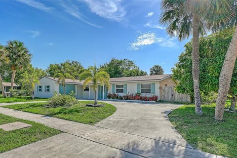 House in Sarasota, Florida 4 bedrooms, 167.13 sq.m. № 2200464