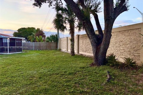 House in Miramar, Florida 3 bedrooms, 95.6 sq.m. № 1976734 - photo 16