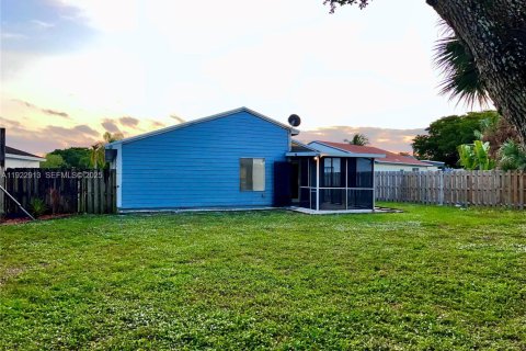 House in Miramar, Florida 3 bedrooms, 95.6 sq.m. № 1976734 - photo 17