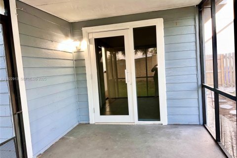 House in Miramar, Florida 3 bedrooms, 95.6 sq.m. № 1976734 - photo 12