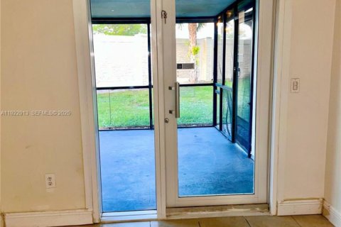 House in Miramar, Florida 3 bedrooms, 95.6 sq.m. № 1976734 - photo 10