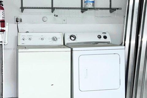 House in Miramar, Florida 3 bedrooms, 95.6 sq.m. № 1976734 - photo 18