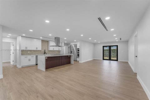 House in Miami, Florida 4 bedrooms, 143.63 sq.m. № 2031021 - photo 4