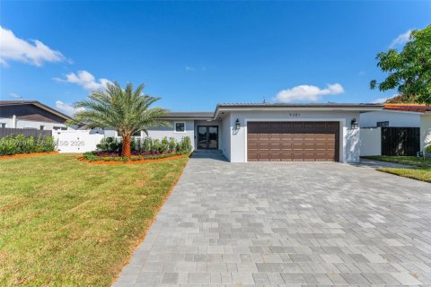 House in Miami, Florida 4 bedrooms, 143.63 sq.m. № 2031021