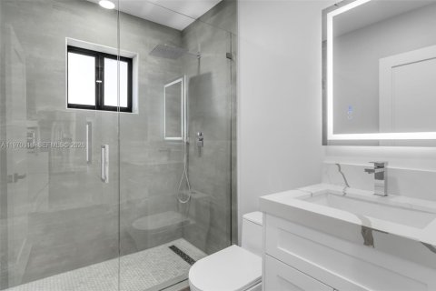 House in Miami, Florida 4 bedrooms, 143.63 sq.m. № 2031021 - photo 16