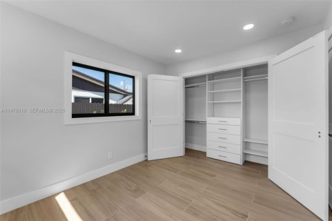 House in Miami, Florida 4 bedrooms, 143.63 sq.m. № 2031021 - photo 19