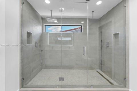 House in Miami, Florida 4 bedrooms, 143.63 sq.m. № 2031021 - photo 25