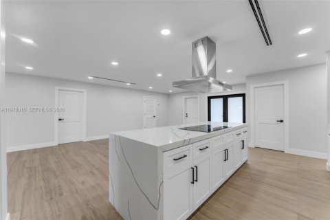 House in Miami, Florida 4 bedrooms, 143.63 sq.m. № 2031021 - photo 14