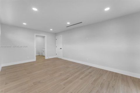 House in Miami, Florida 4 bedrooms, 143.63 sq.m. № 2031021 - photo 24