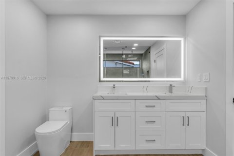 House in Miami, Florida 4 bedrooms, 143.63 sq.m. № 2031021 - photo 26