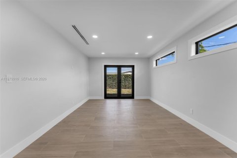 House in Miami, Florida 4 bedrooms, 143.63 sq.m. № 2031021 - photo 23