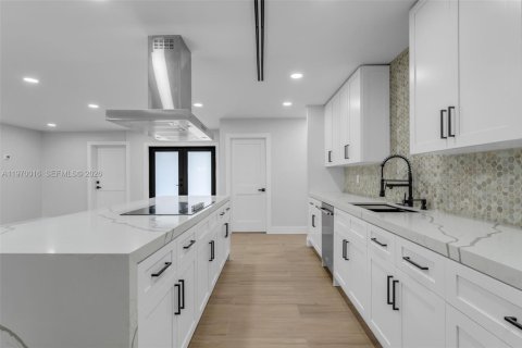 House in Miami, Florida 4 bedrooms, 143.63 sq.m. № 2031021 - photo 13