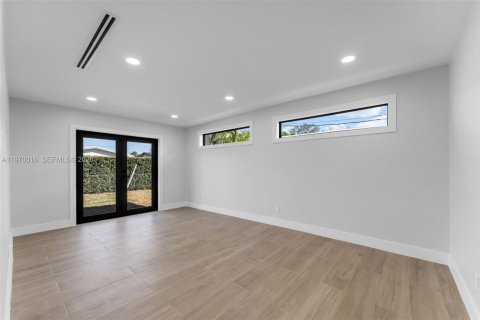 House in Miami, Florida 4 bedrooms, 143.63 sq.m. № 2031021 - photo 22