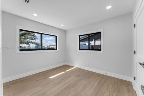 House in Miami, Florida 4 bedrooms, 143.63 sq.m. № 2031021 - photo 18