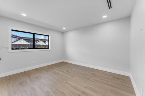 House in Miami, Florida 4 bedrooms, 143.63 sq.m. № 2031021 - photo 20