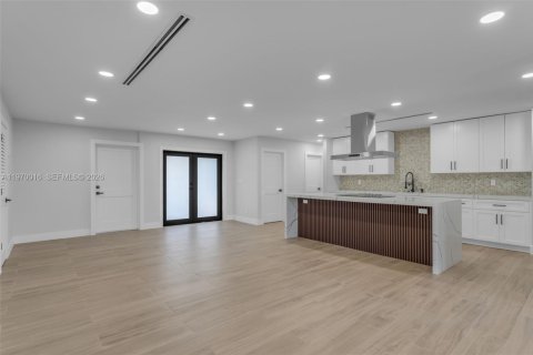 House in Miami, Florida 4 bedrooms, 143.63 sq.m. № 2031021 - photo 6