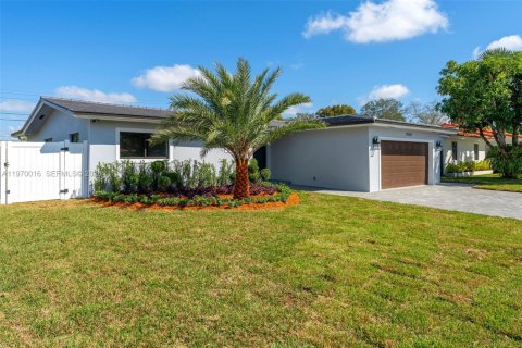 House in Miami, Florida 4 bedrooms, 143.63 sq.m. № 2031021 - photo 2