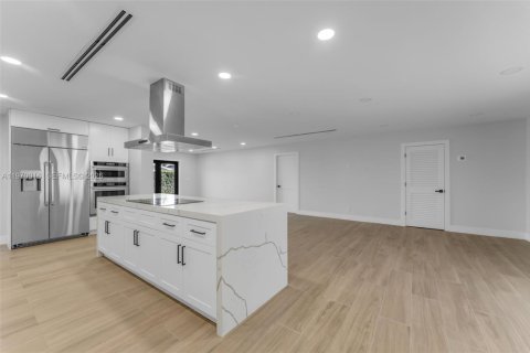 House in Miami, Florida 4 bedrooms, 143.63 sq.m. № 2031021 - photo 11