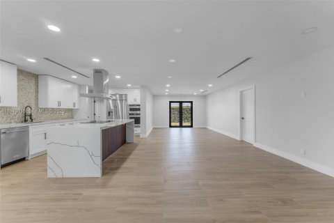 House in Miami, Florida 4 bedrooms, 143.63 sq.m. № 2031021 - photo 12