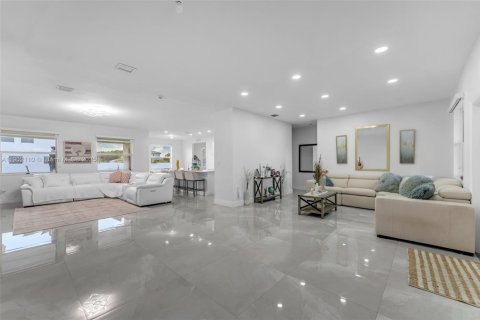 House in Homestead, Florida 4 bedrooms, 246.56 sq.m. № 1953725 - photo 6