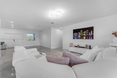 House in Homestead, Florida 4 bedrooms, 246.56 sq.m. № 1953725 - photo 9