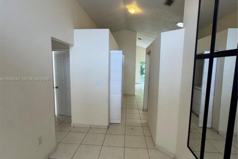 House in Miramar, Florida 3 bedrooms, 110.09 sq.m. № 1997382 - photo 2