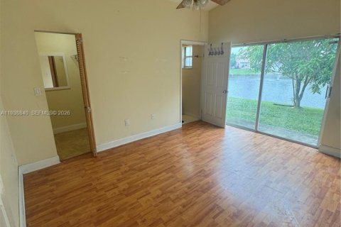 House in Miramar, Florida 3 bedrooms, 110.09 sq.m. № 1997382 - photo 11