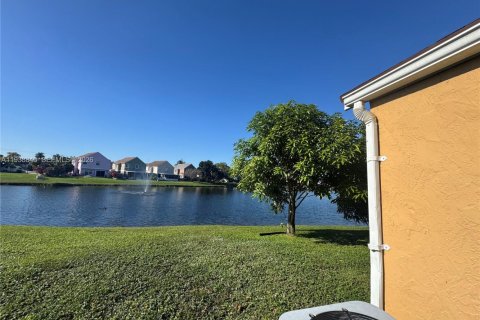 House in Miramar, Florida 3 bedrooms, 110.09 sq.m. № 1997382 - photo 22