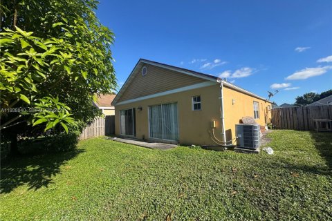 House in Miramar, Florida 3 bedrooms, 110.09 sq.m. № 1997382 - photo 21