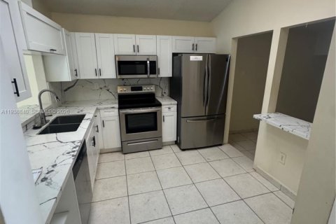 House in Miramar, Florida 3 bedrooms, 110.09 sq.m. № 1997382 - photo 3