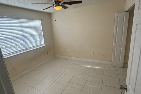 House in Miramar, Florida 3 bedrooms, 110.09 sq.m. № 1997382 - photo 17