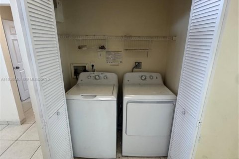 House in Miramar, Florida 3 bedrooms, 110.09 sq.m. № 1997382 - photo 7