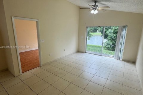 House in Miramar, Florida 3 bedrooms, 110.09 sq.m. № 1997382 - photo 9