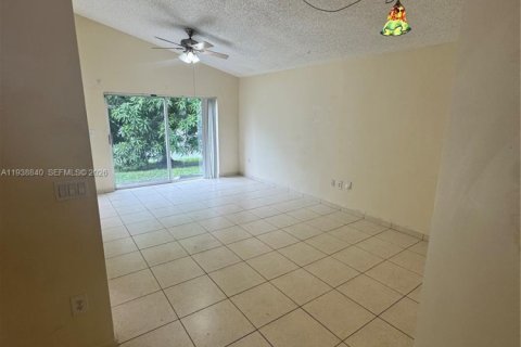 House in Miramar, Florida 3 bedrooms, 110.09 sq.m. № 1997382 - photo 8