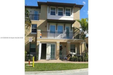 Townhouse in Pembroke Pines, Florida 2 bedrooms, 154.22 sq.m. № 1752623 - photo 1