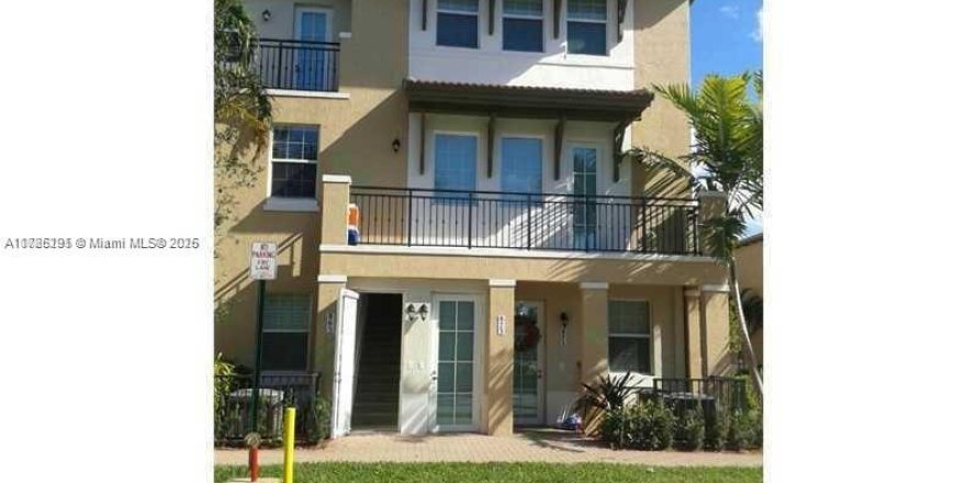 Townhouse in Pembroke Pines, Florida 2 bedrooms, 154.22 sq.m. № 1752623