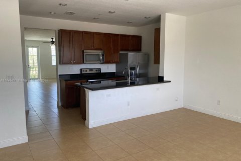 Townhouse in Pembroke Pines, Florida 2 bedrooms, 154.22 sq.m. № 1752623 - photo 4