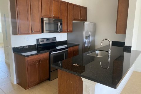 Townhouse in Pembroke Pines, Florida 2 bedrooms, 154.22 sq.m. № 1752623 - photo 2