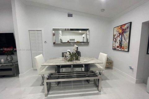 Снять в аренду виллу или дом в Майами, Флорида 4 спальни, 131.09м2, № 1991673 - фото 4