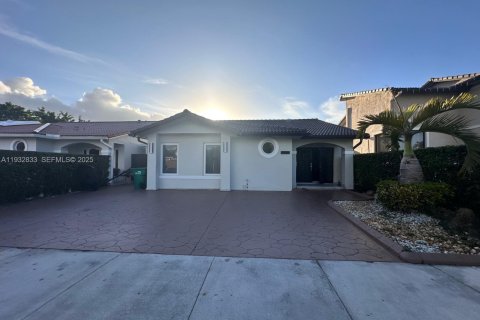 Снять в аренду виллу или дом в Майами, Флорида 4 спальни, 131.09м2, № 1991673 - фото 3