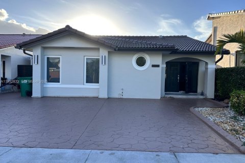 Снять в аренду виллу или дом в Майами, Флорида 4 спальни, 131.09м2, № 1991673 - фото 1